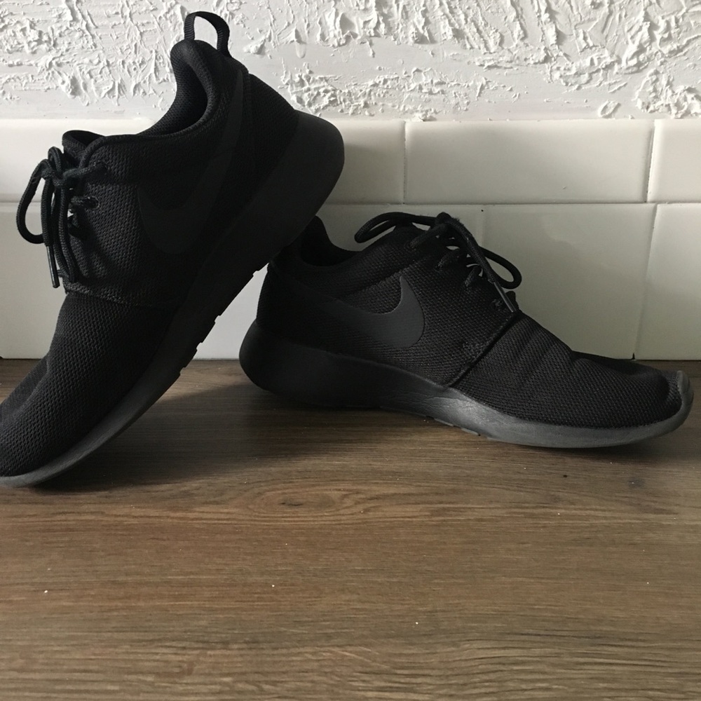 All BLACK Nike roshe 7.5
